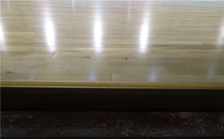 除了表面清理，篮球馆木地板保养还有哪些方面？