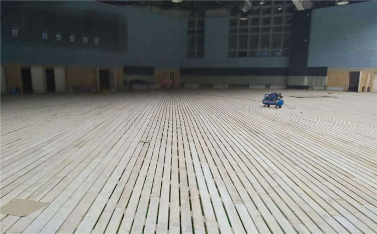 橡胶木风雨操场运动地板厂家哪家好？